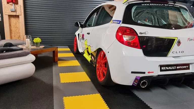 sol de garage comparant carrelage et dalles PVC clipsables